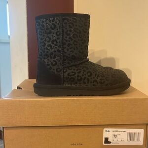 UGG Kids Classic II Glitter Leopard, size 13